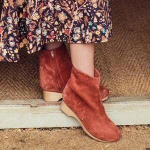 Doen Whitby boot - suede clog boot- size 39 new in box in color rust